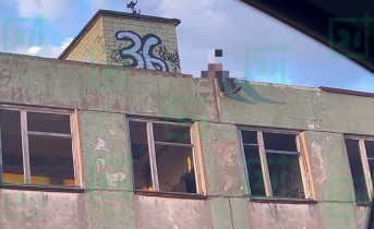 Парня на краю крыши в Мурманске сняли на видео Парня на краю крыши в Мурманске сняли на видео