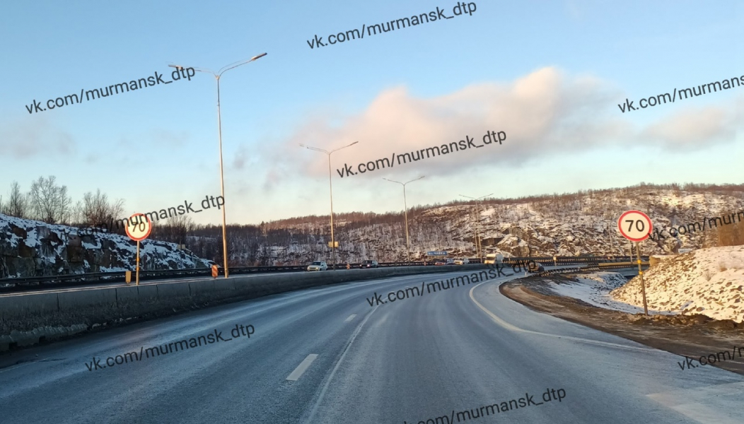 На трассе в Мурманске установили новые дорожные знаки Дорога
