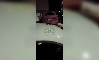 В автомобиль кинули яйцо Автомобиль