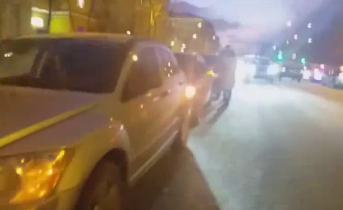 Водители встали в большой пробке из-за массовой аварии в Мурманске Авария