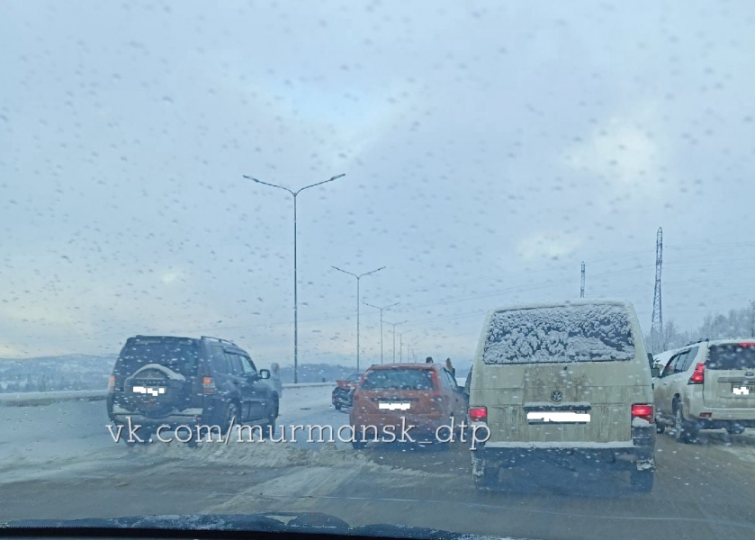 Из-за ДТП в Мурманске водители застряли в огромной пробке ДТП