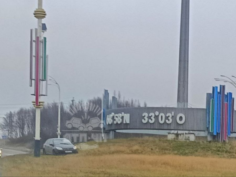 Автомобилист припарковался у мурманской стелы Стела
