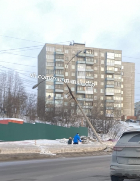 Мурманчане предупредили о падающем фонарном столбе Фонарный столб