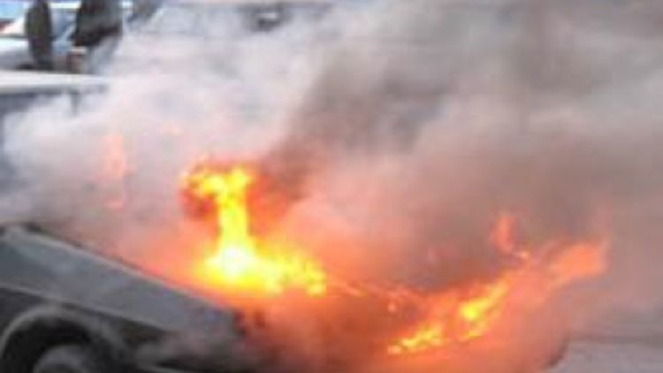 В Мурманске на Полевой, 11а сгорел автомобиль Пожар