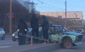 В Мурманске автомобиль вылетел на разделительный бордюр ДТП