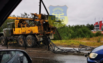 В Мурманске большегруз снес забор и вылетел на тротуар Большегруз