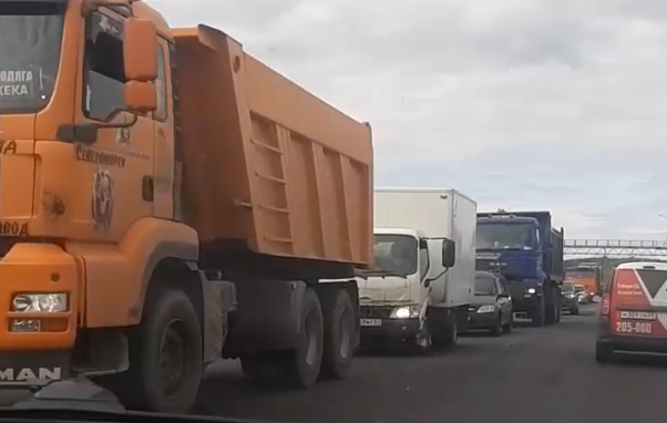 На подъезде к Мурманску образовалась гигантская пробка, фото Пробка