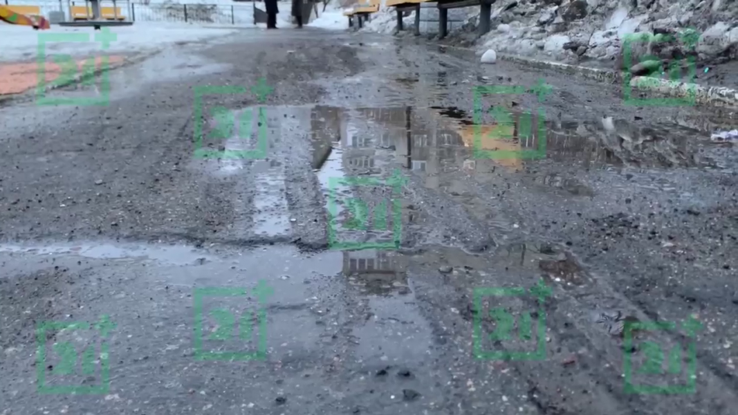Во время уборки повредили асфальт в Мурманске Поврежденный асфальт