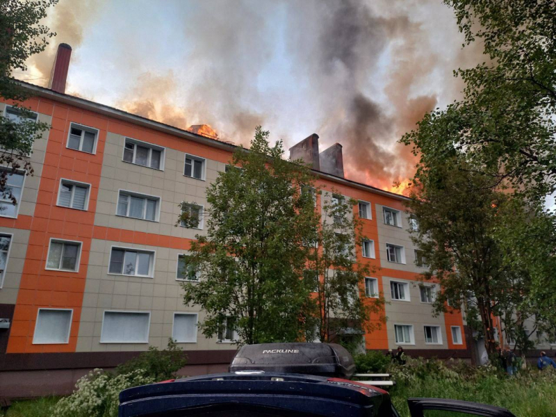 В Мурманской области из-за крупного пожара в жилом доме эвакуировали 68 жильцов Пожар