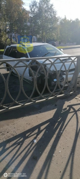 Водитель протаранил забор в Мурманске ДТП