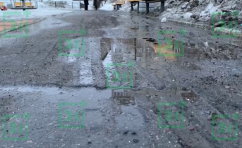 Во время уборки повредили асфальт в Мурманске Поврежденный асфальт