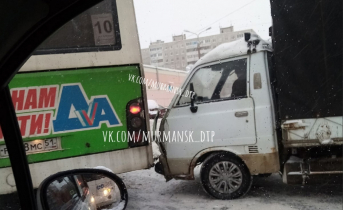 Около торгового центра в Мурманске столкнулись автобус и грузовик ДТП