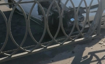 Водитель протаранил забор в Мурманске ДТП