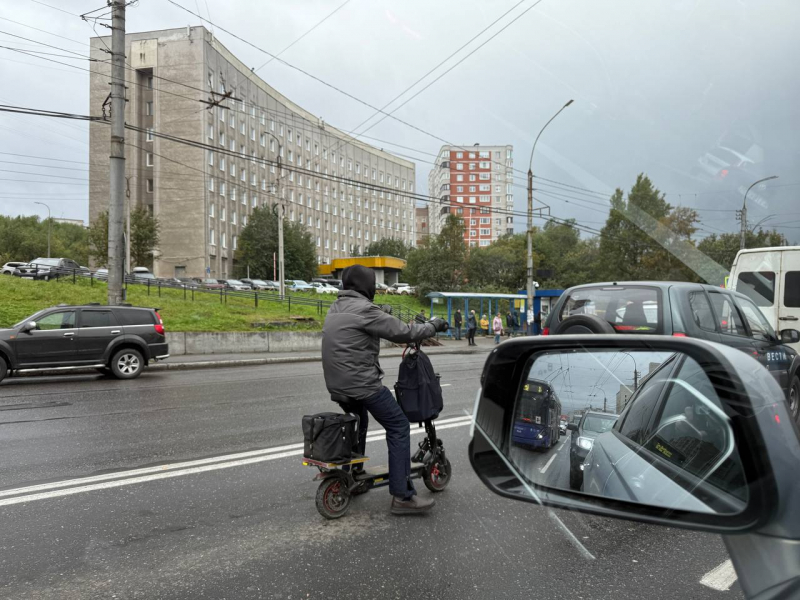 На дороге в Мурманске заметили необычный вид транспорта Электросамокат