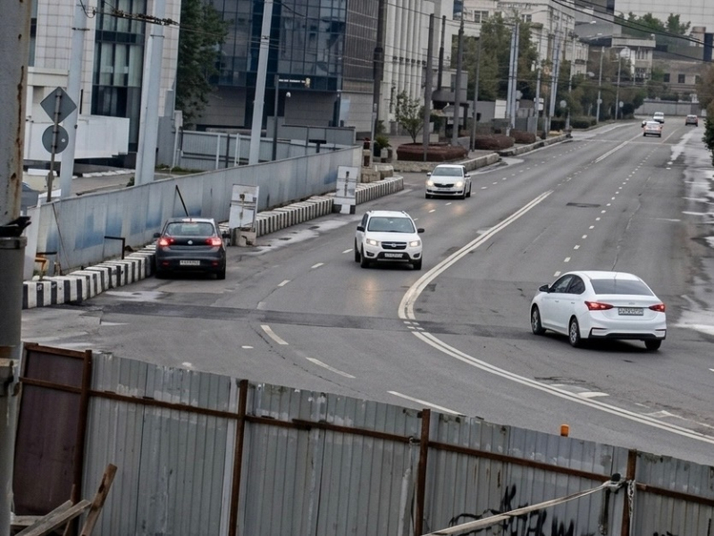 Водитель на большой скорости врезался в ограждение в центре Мурманска Авария