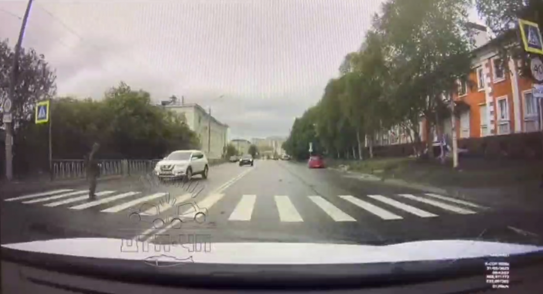 Водитель чудом избежал трагедии на пешеходном переходе в Мурманске Дорога