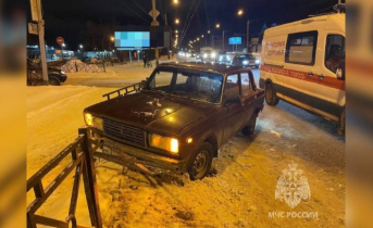 В аварии у остановки в Мурманске пострадал человек Авария