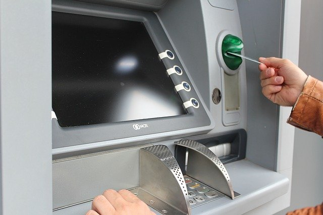 Кэшбек от банка обернулся для северянки потерей 140 тысяч Банкомат