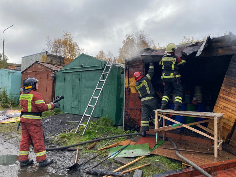 В Мурманске вскрывали гаражи Пожар
