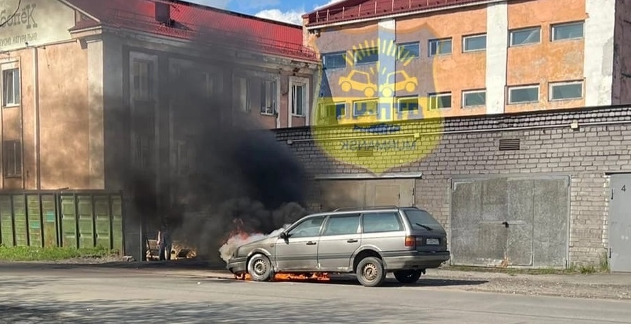 В Мурманске сгорел припаркованный автомобиль Пожар