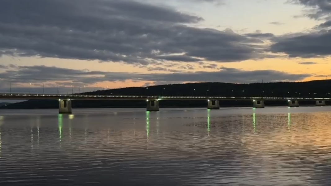 Северянин заснял включение подсветки Кольского моста Мост