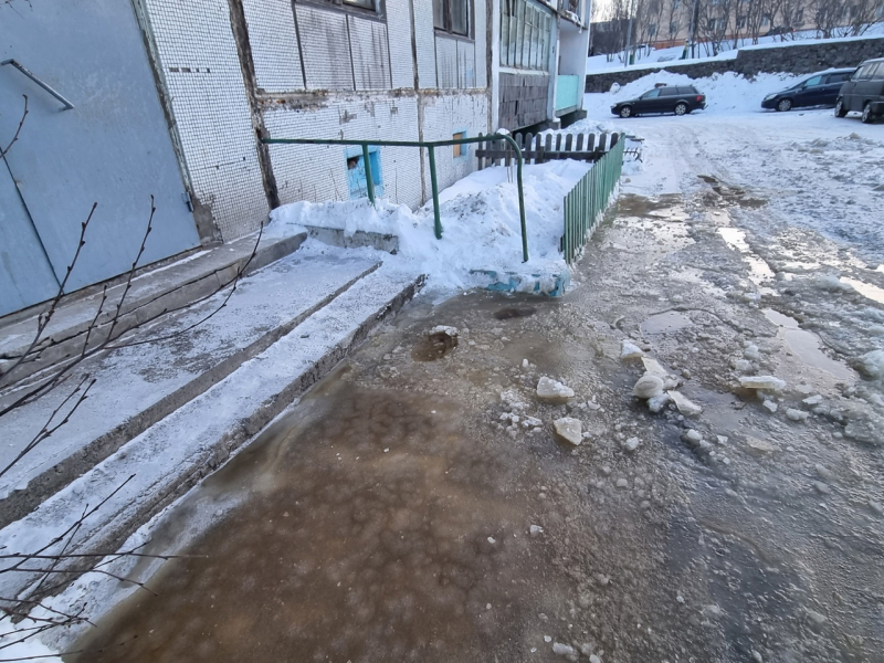 В Мурманской области затопило двор Лужа