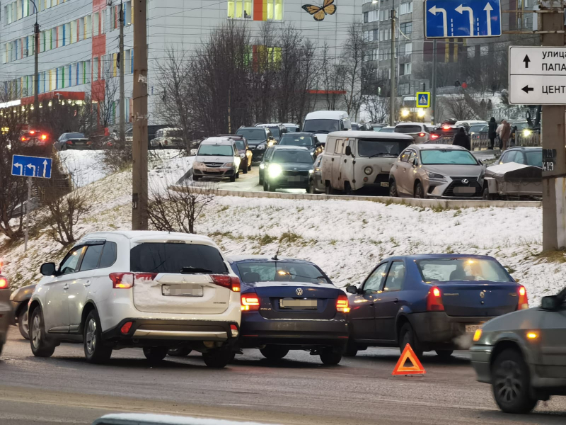 Водители встали в пробке из-за ДТП в центре Мурманска ДТП