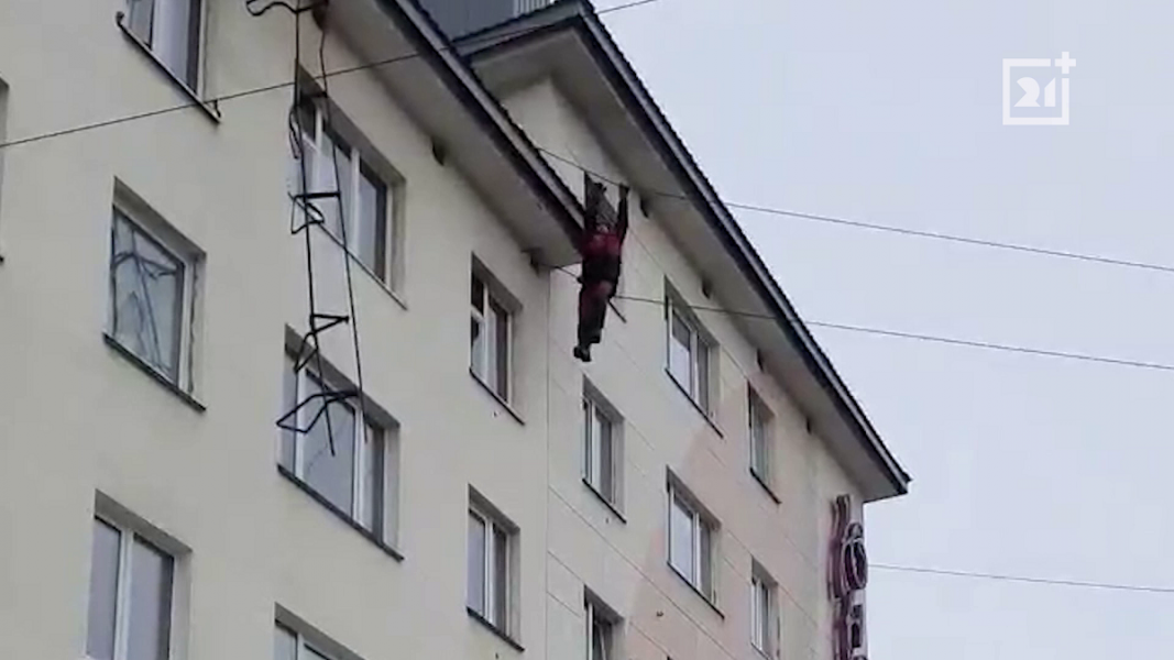 Стали известны подробности об упавшем с крыши рабочем в Мурманске Рабочий