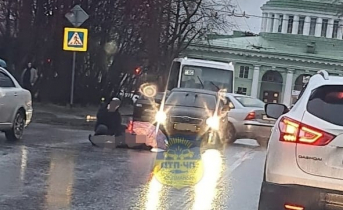 Соцсети: в центре Мурманска на пешеходном переходе сбили девушку ДТП