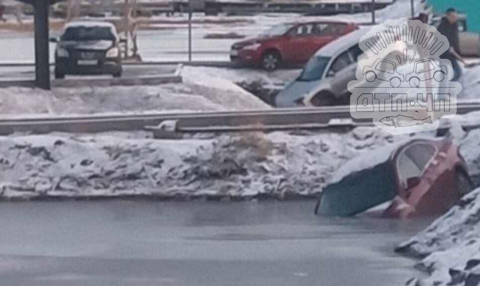 Автомобили улетели в водоем ДТП