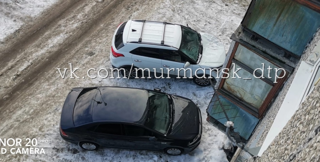 Снежная глыба рухнула на припаркованный автомобиль в Мурманске Автомобиль
