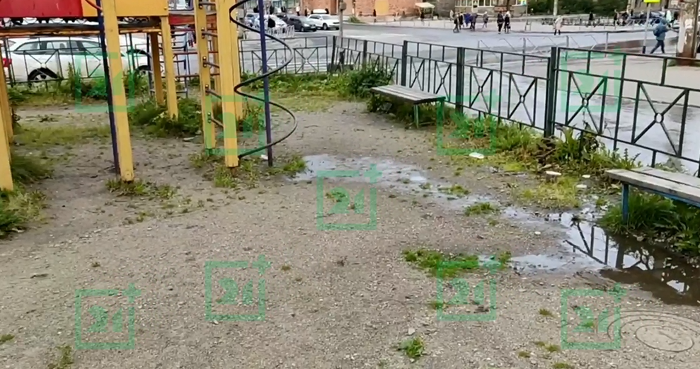 Зловонный ручей на детской площадке Потоп