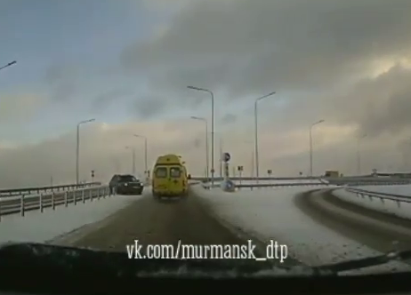 В Мурманске водитель чудом избежал аварии со скорой на трассе ДТП