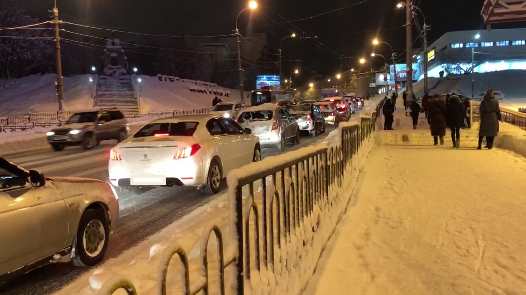 Водители застряли в многокилометровой пробке в центре Мурманска Пробка