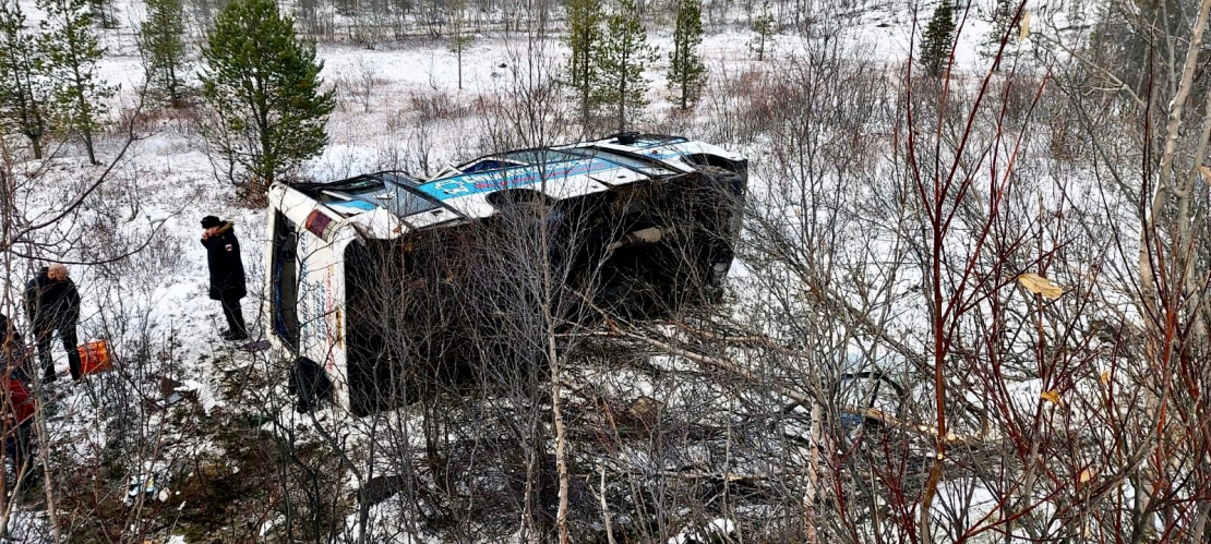 Пассажиры автобуса пострадали в аварии на трассе в Мурманской области Автобус