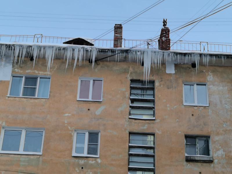 Мурманчане пожаловались на опасные сосульки во дворе сосульки