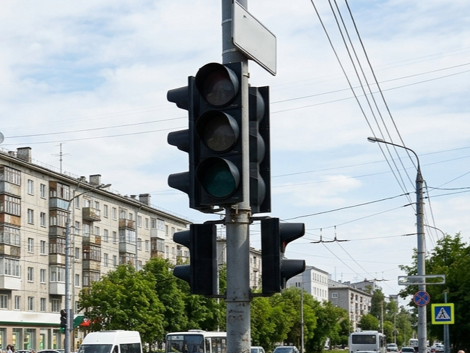 На важном перекрестке в Заполярье временно отключат светофор Светофор