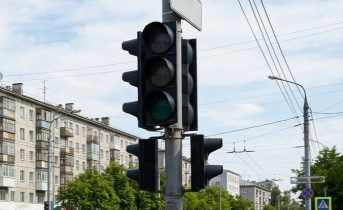 На важном перекрестке в Заполярье временно отключат светофор Светофор