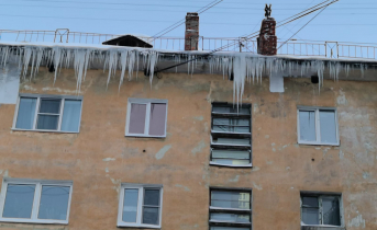 Мурманчане пожаловались на опасные сосульки во дворе сосульки