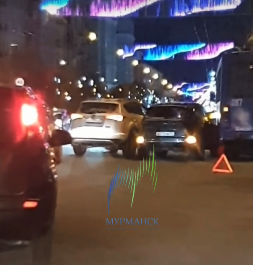 Последствия аварии с участием троллейбуса в Мурманске попали на видео ДТП