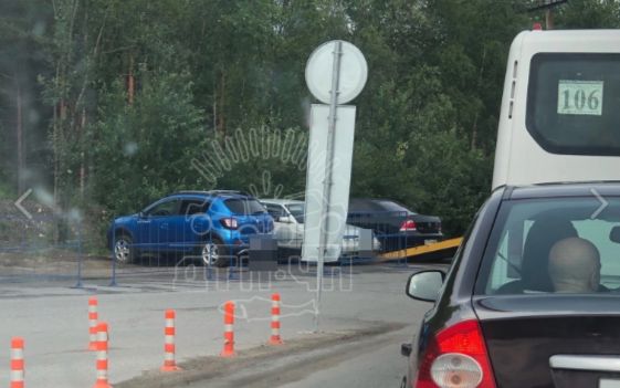 У аэропорта в Мурманске эвакуируют машины