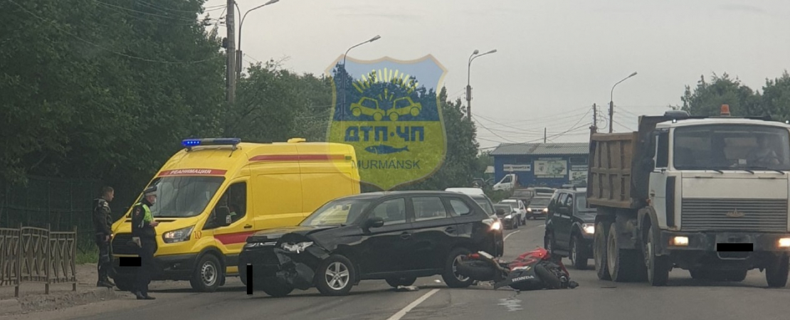 В Мурманске произошла жесткая авария с мотоциклом, фото ДТП