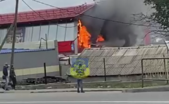 Горящая закусочная в Мурманске попала на видео Пожар