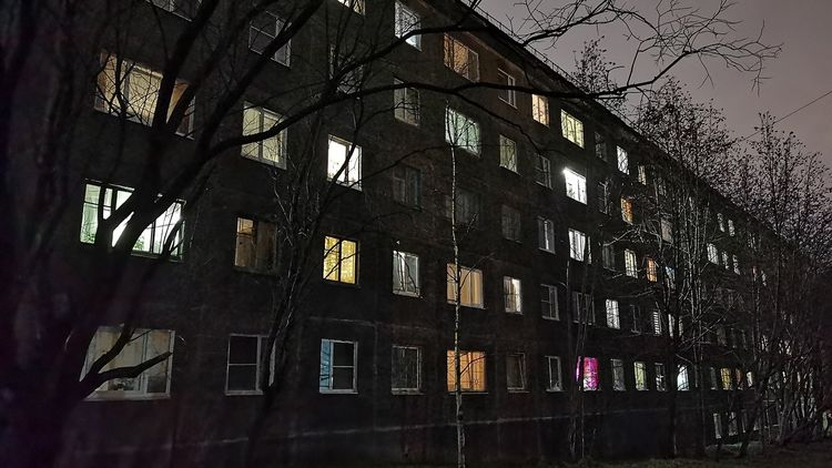 Конфликт северянина с девушкой закончился нападением на полицейского Дом