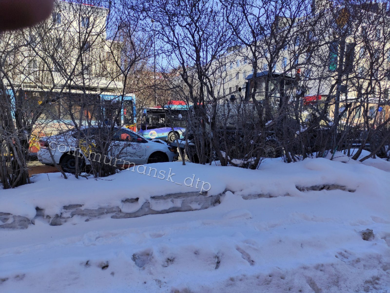 В центре Мурманска столкнулись трактор и такси Авария