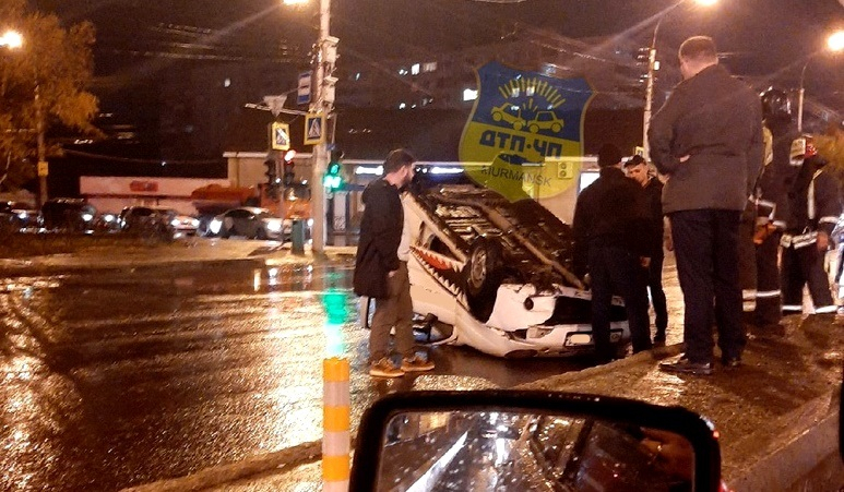 На перекрестке в Мурманске перевернулся автомобиль Авария