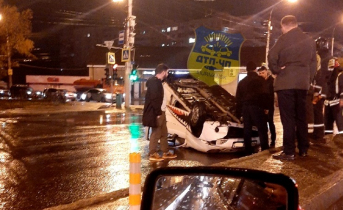 На перекрестке в Мурманске перевернулся автомобиль Авария