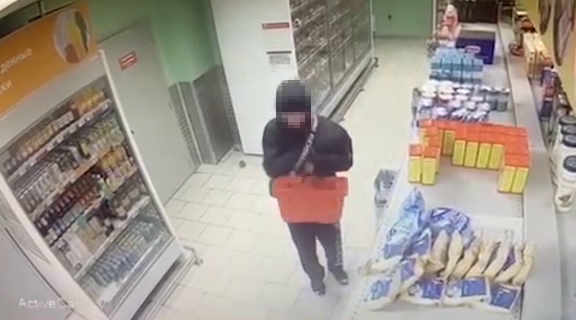 Момент кражи из магазина в Мурманской области попал на видео Кража