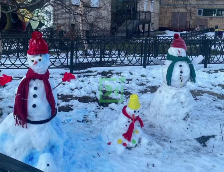 Семейство снеговиков поселилось в центре Мурманска Снеговики