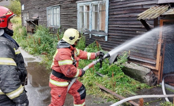 В Мурманске горела «деревяшка» Пожар